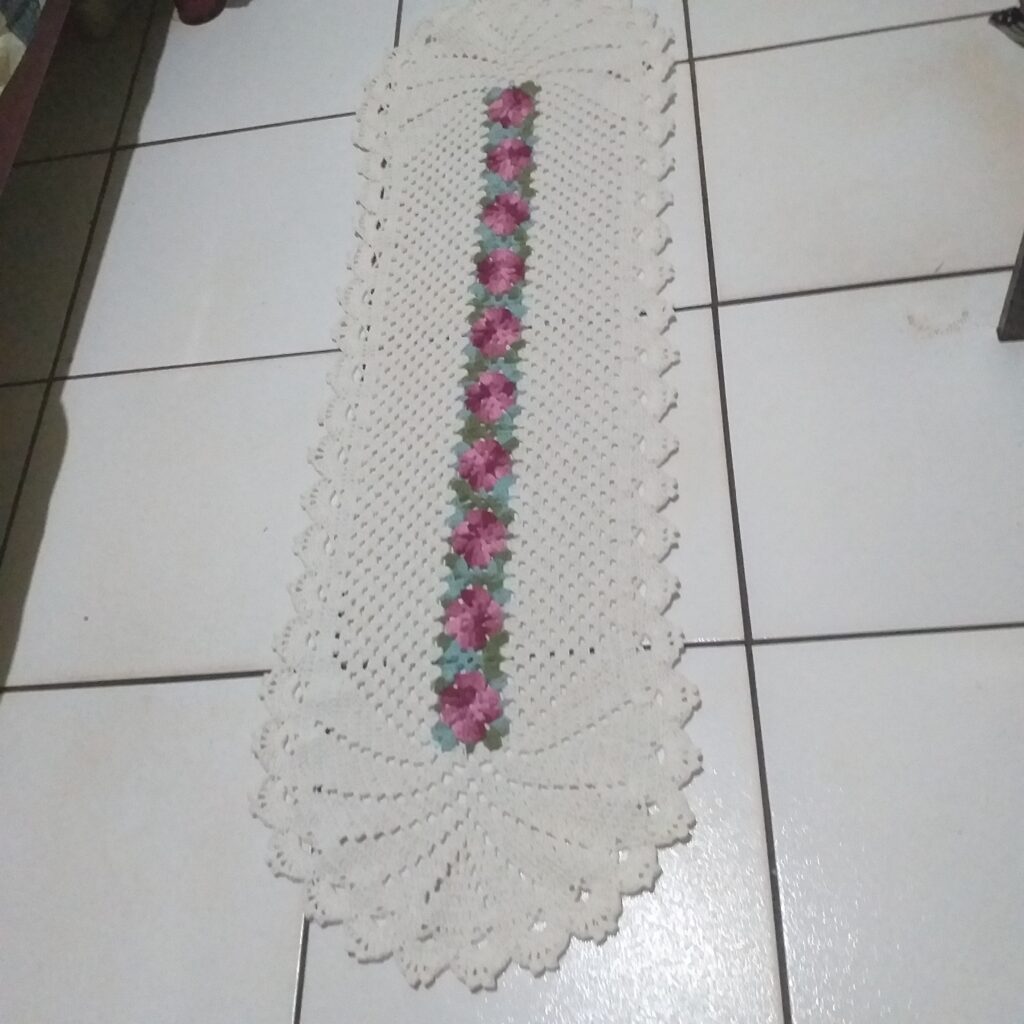 Tapete Passadeira de Crochê 6 Rosas Branco Cru