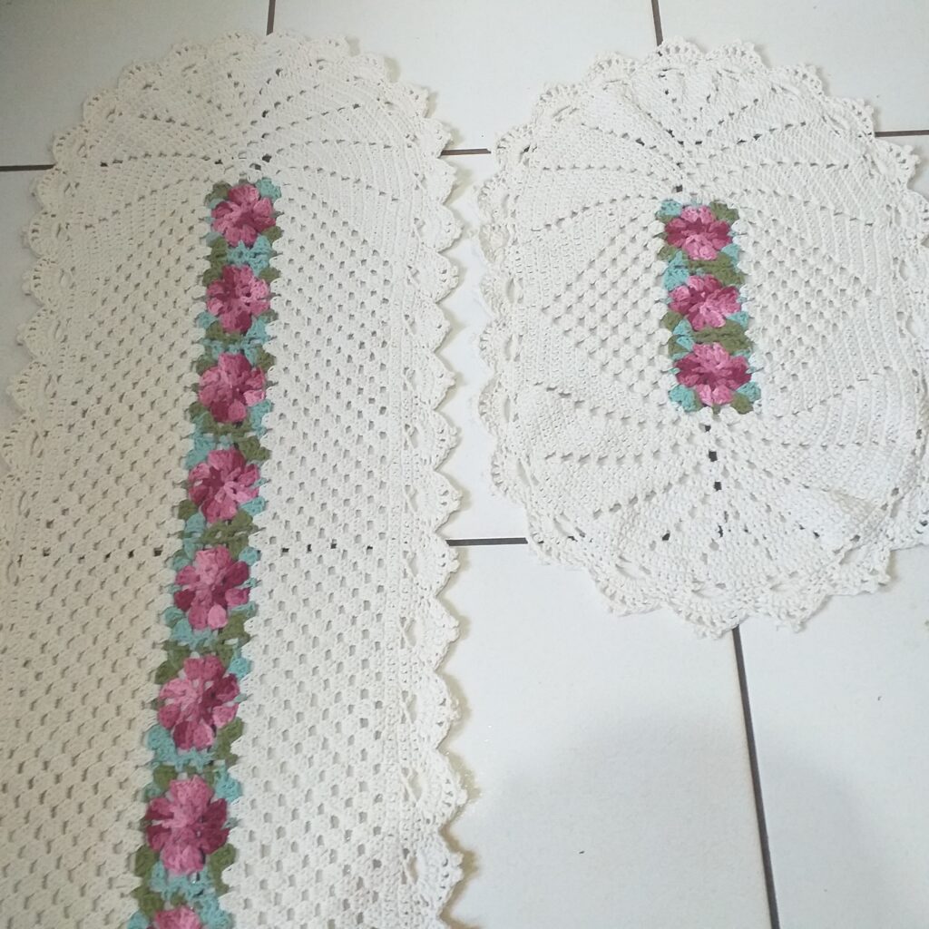 Jogo Tapete de Crochê + Passadeira Flores