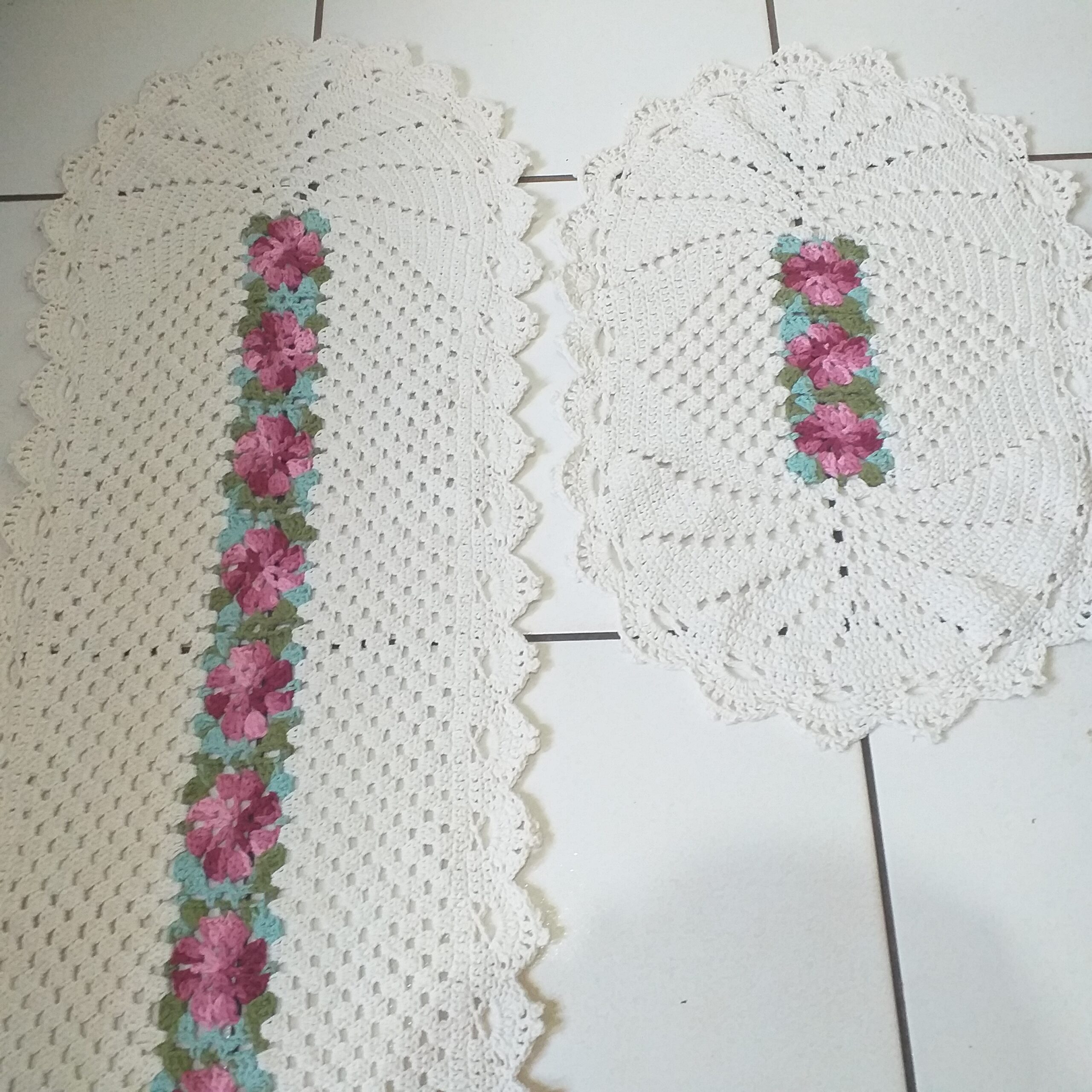 Jogo Tapete de Crochê + Passadeira Flores