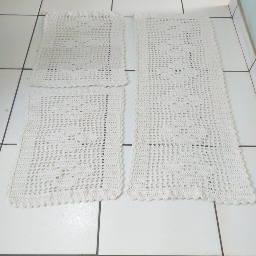 Jogo Tapete de Crochê + Passadeira 6 Rosas Branco Cru