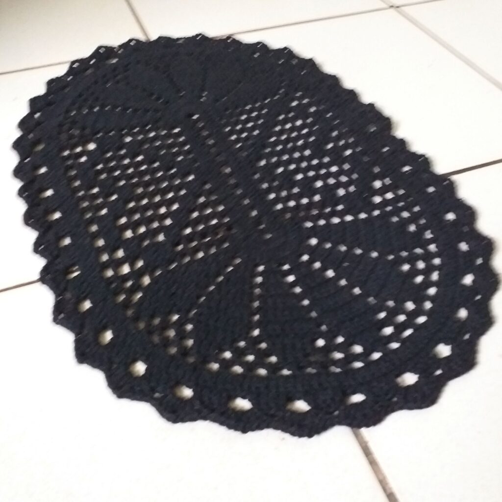 Tapete de Crochê Coração Preto