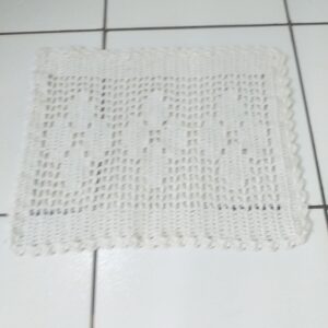 Tapete de Crochê Retangulo 6 Rosas Branco Cru