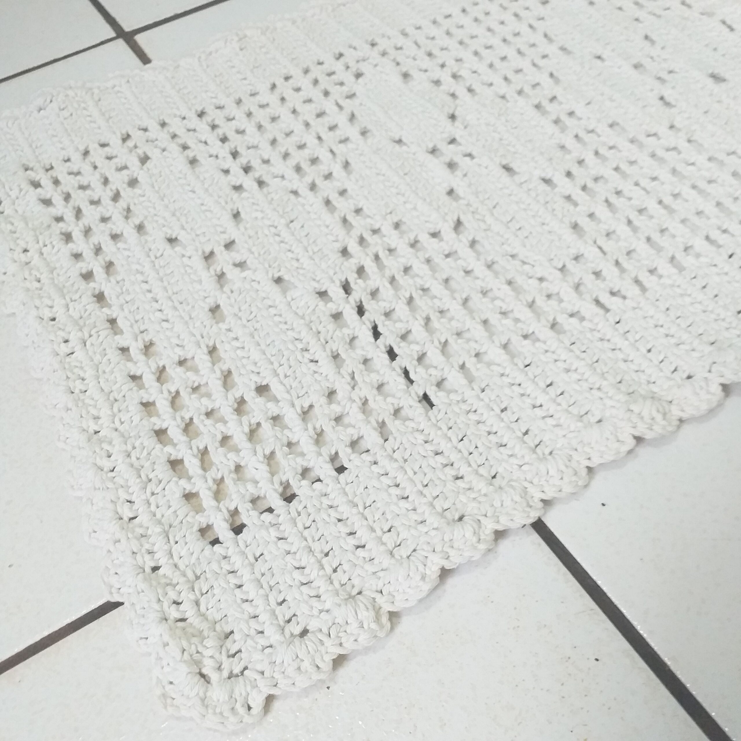 Tapete de Crochê Retangulo 6 Rosas Branco Cru
