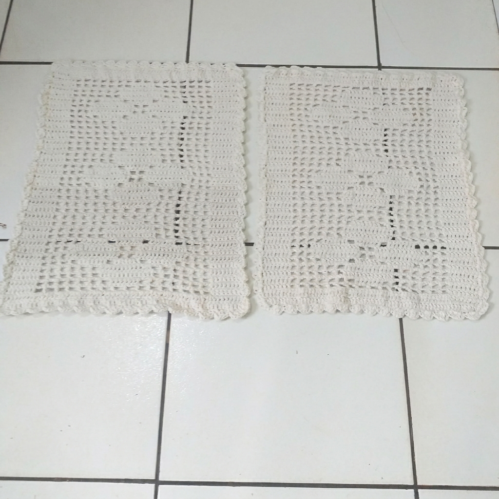 Par Tapete de Crochê Retangulo Rosas Branco Cru