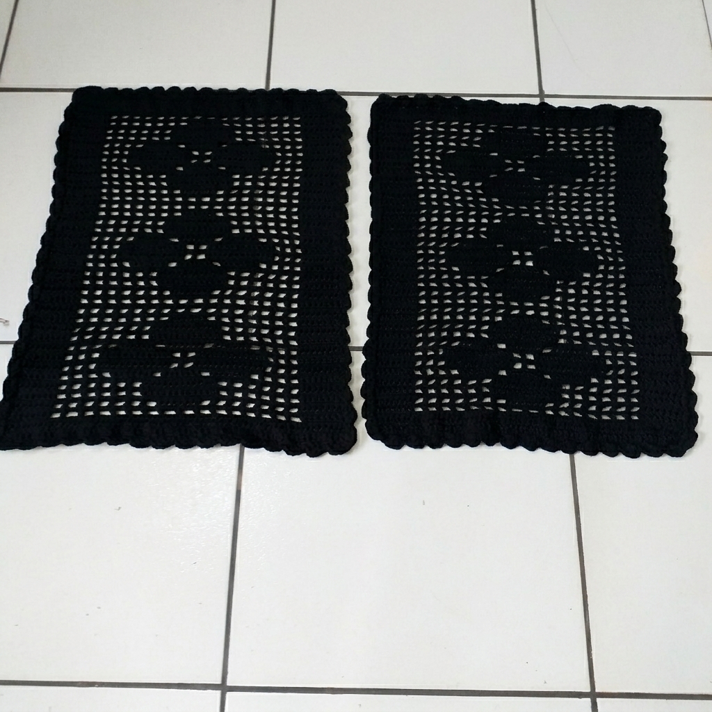 Par Tapete de Crochê Retangulo Rosas Preto